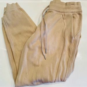 [ EXCELLENT CONDITION ] Lululemon Scuba High-Rise Jogger Trench Light Tan Size 8